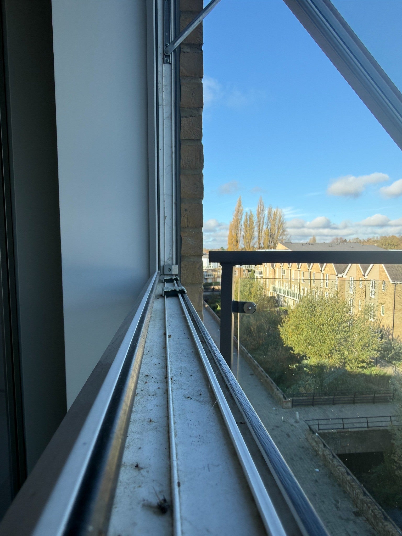 {"loading" => "lazy", "alt" => "Window track — Before"}